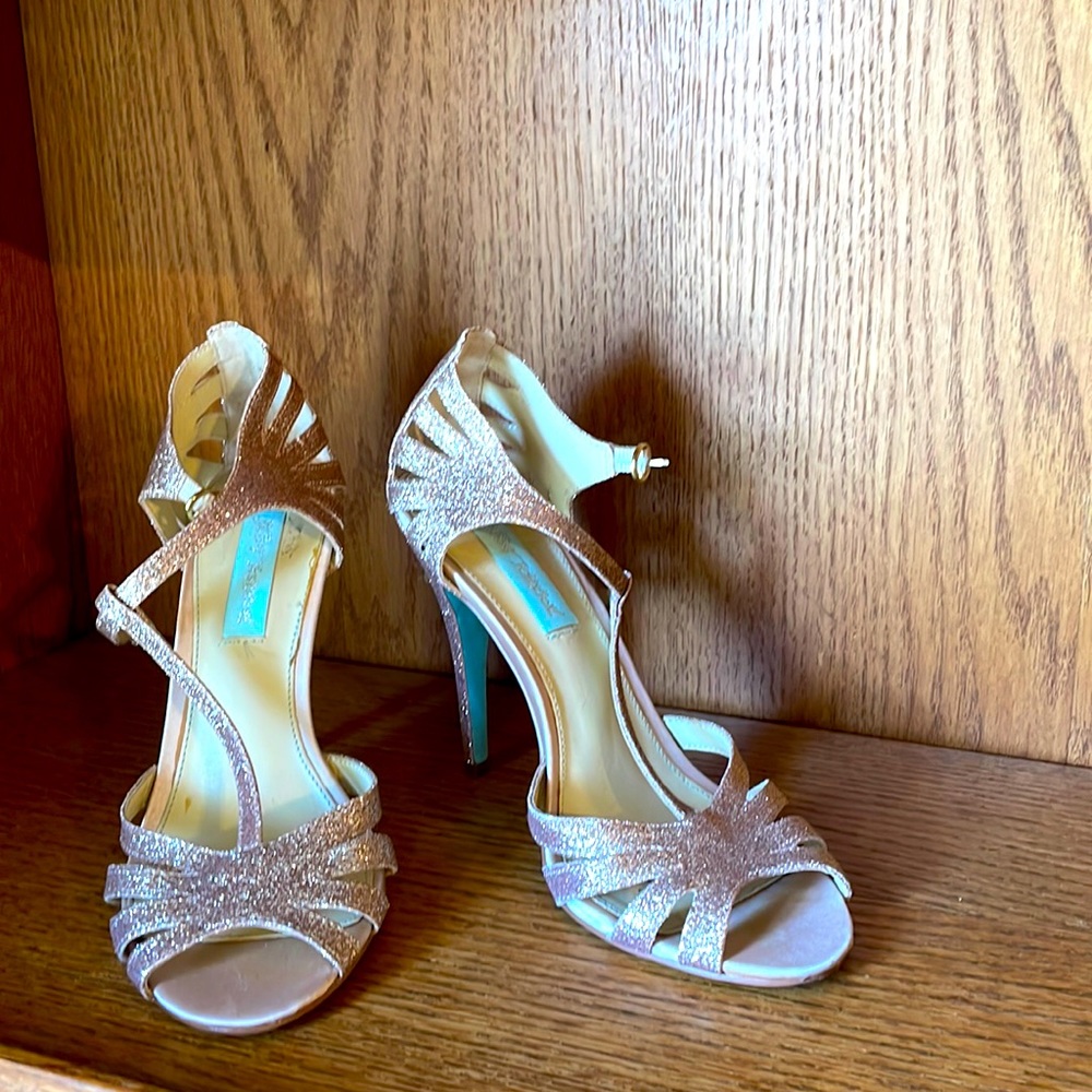 Betsey Johnson blue champagne heels